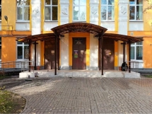 Арочный навес над входом с поликарбонатом