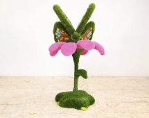 Топиари композиция бабочка Тара на розовом цветке - газон Eco+Deluxe Топиари композиция бабочка Тара на розовом цветке - газон Eco+Deluxe