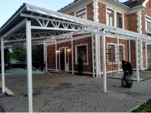 Навес вокруг дома с металлочерепицей