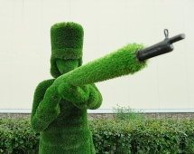 Топиари Гусар, Прицеливается - газон Deluxe