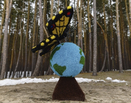 Топиари композиция бабочка Луиза на земном шаре - газон Eco, фото 5