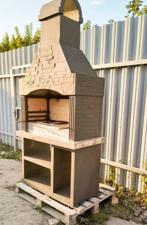 Печь № 12 — Печь барбекю с широкой топкой и полками в дровнице (фактура под кирпич), фото 1