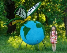 Топиари композиция бабочка Махаон на земном шаре - газон Eco Топиари композиция бабочка Махаон на земном шаре - газон Eco