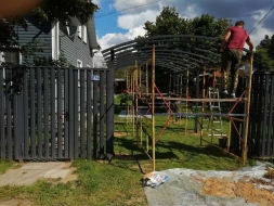 Арочный балочный навес во дворе, фото 5