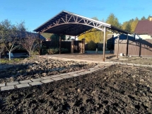 Двускатный навес для авто с металлочерепицей