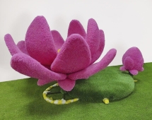 Топиари Лотос с бутоном- газон Eco Топиари Лотос с бутоном- газон Eco