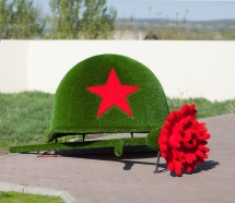 Топиари &quot;Солдатская каска с гвоздикой&quot;