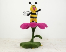 Топиари композиция Пчелка на фиолетовом/розовом цветке - газон Eco + Deluxe