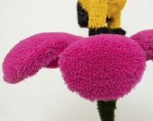 Топиари композиция Пчелка на фиолетовом/розовом цветке - газон Eco + Deluxe