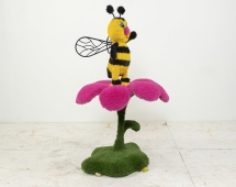 Топиари композиция Пчелка на фиолетовом/розовом цветке - газон Eco + Deluxe