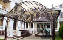 Арочный навес из металлического профиля и поликарбоната