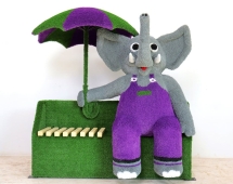 Топиари композиция Слон с зонтом на лавочке - газон Eco