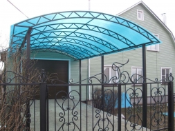 Арочный навес из поликарбоната для частного дома