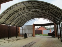 Арочный навес из поликарбоната для коттеджа