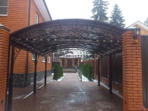 Навес арочный для автомобиля из поликарбоната с ковкой