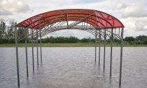 Арочный навес из поликарбоната красный