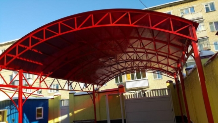 Арочный навес красного цвета для автомобилей, фото 1