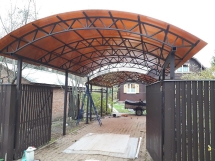 Арочный навес для автомобиля в коттедж