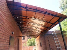 Металлический навес для автомобиля коричневого цвета